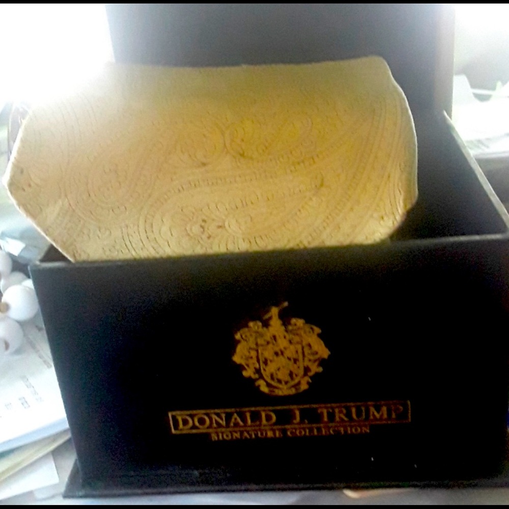 DONALD TRUMP SIGNATURE COLLECTION MEN'S TIE
